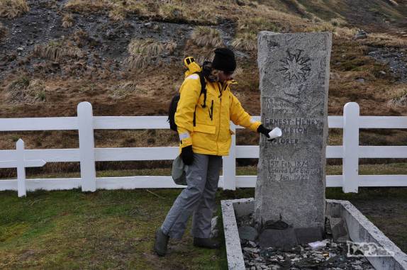 Junto ao túmulo de Sir Ernest Shackleton no cemitério de Grytviken, na Geórgia do Sul